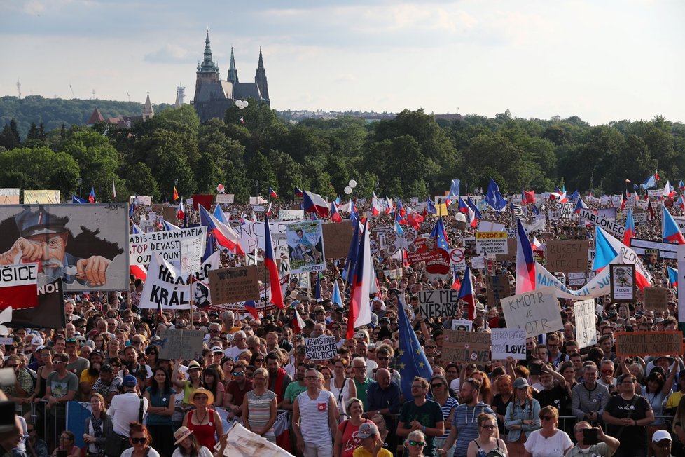 Demonstrace za nezávislost justice a lepší vládu na Letné (23. 6. 2019)