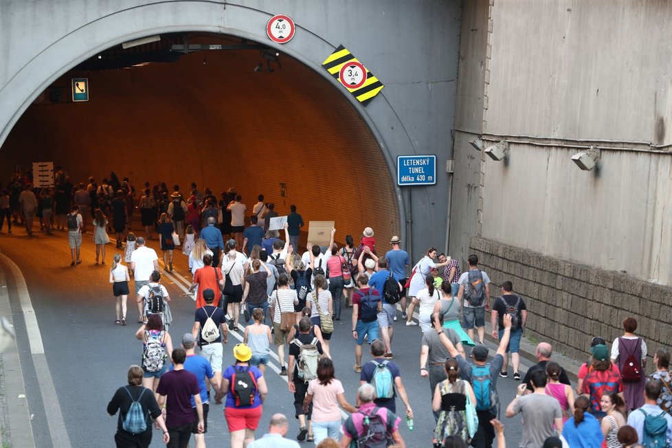 Lidé opouštějí Letenskou pláň v Praze po demonstraci za nezávislost justice a lepší vládu, kterou uspořádal spolek Milion chvilek za demokracii (23. 6. 2019).