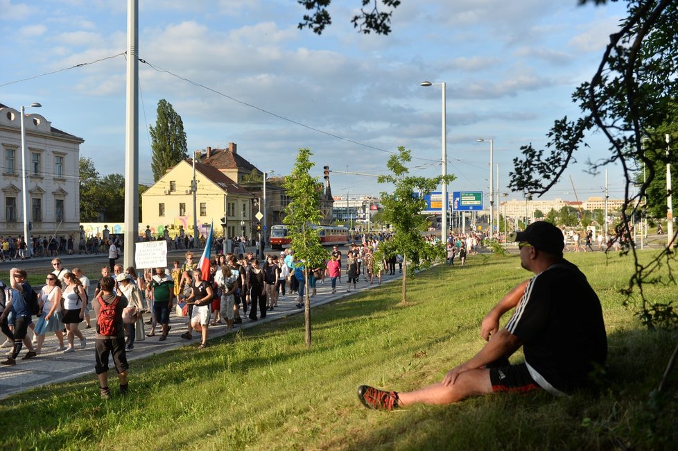 Lidé opouštějí Letenskou pláň v Praze po demonstraci za nezávislost justice a lepší vládu, kterou uspořádal spolek Milion chvilek za demokracii (23. 6. 2019)