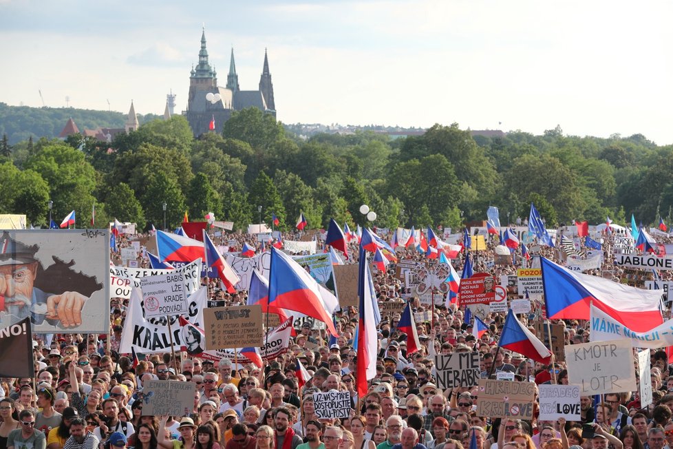 Demonstrace za nezávislost justice a lepší vládu na Letné (23. 6. 2019)