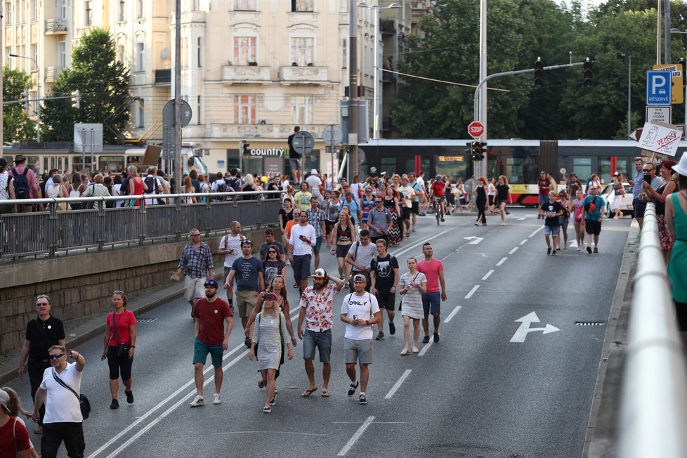 Lidé opouštějí Letenskou pláň v Praze po demonstraci za nezávislost justice a lepší vládu, kterou uspořádal spolek Milion chvilek za demokracii (23. 6. 2019)