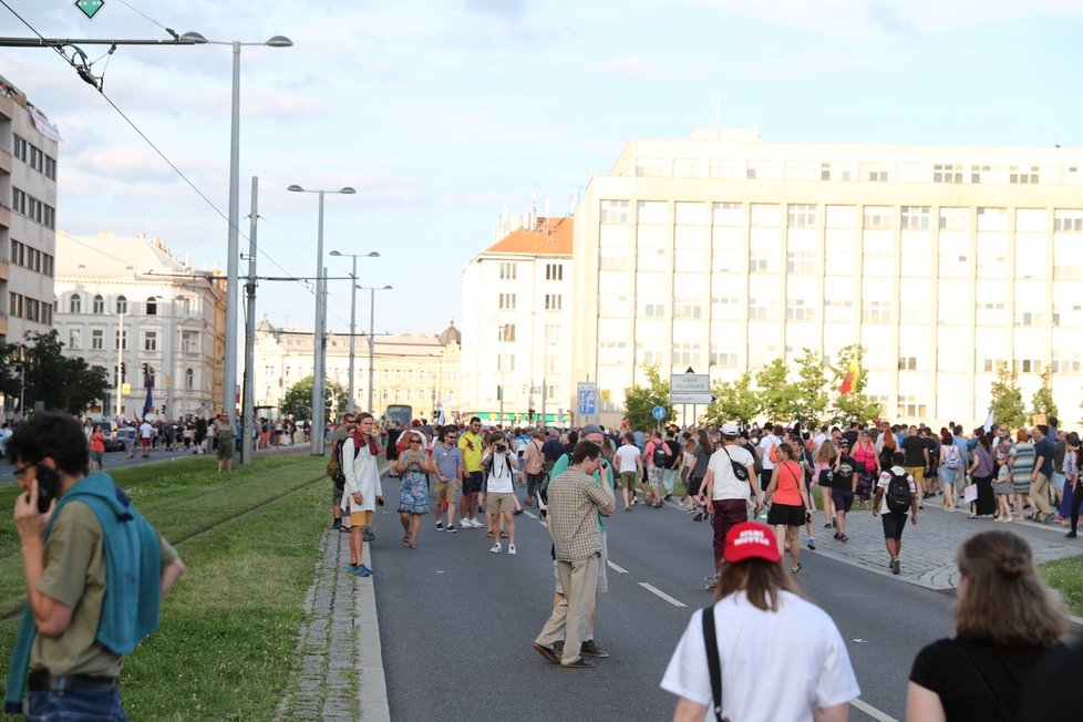 Lidé opouštějí Letenskou pláň v Praze po demonstraci za nezávislost justice a lepší vládu, kterou uspořádal spolek Milion chvilek za demokracii (23. 6. 2019)