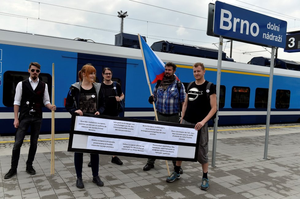 Asi 2 tisíce lidí vyjely na demonstraci z Brna vlakem a autobusy.