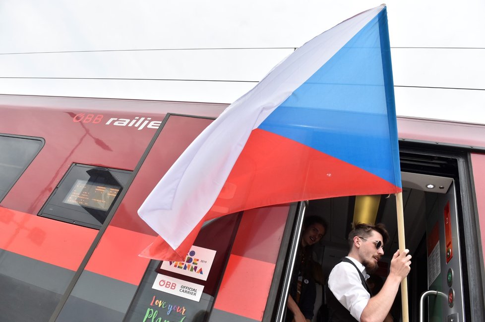 Asi 2 tisíce lidí vyjely na demonstraci z Brna vlakem a autobusy.