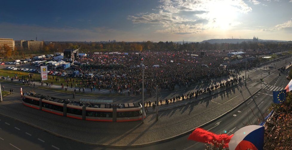 Demonstrace na Letné (16. 11. 2019)