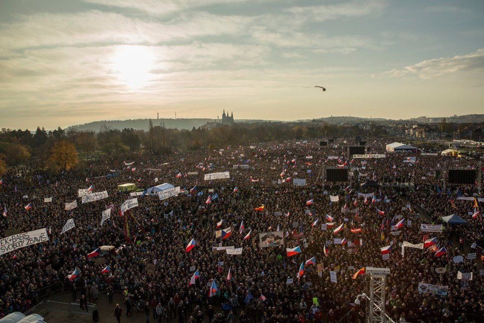 Demonstrace na Letné se zúčastnilo 300 tisíc lidí, tvrdí spolek Milion chvilek pro demokracii (16. 11. 2019).