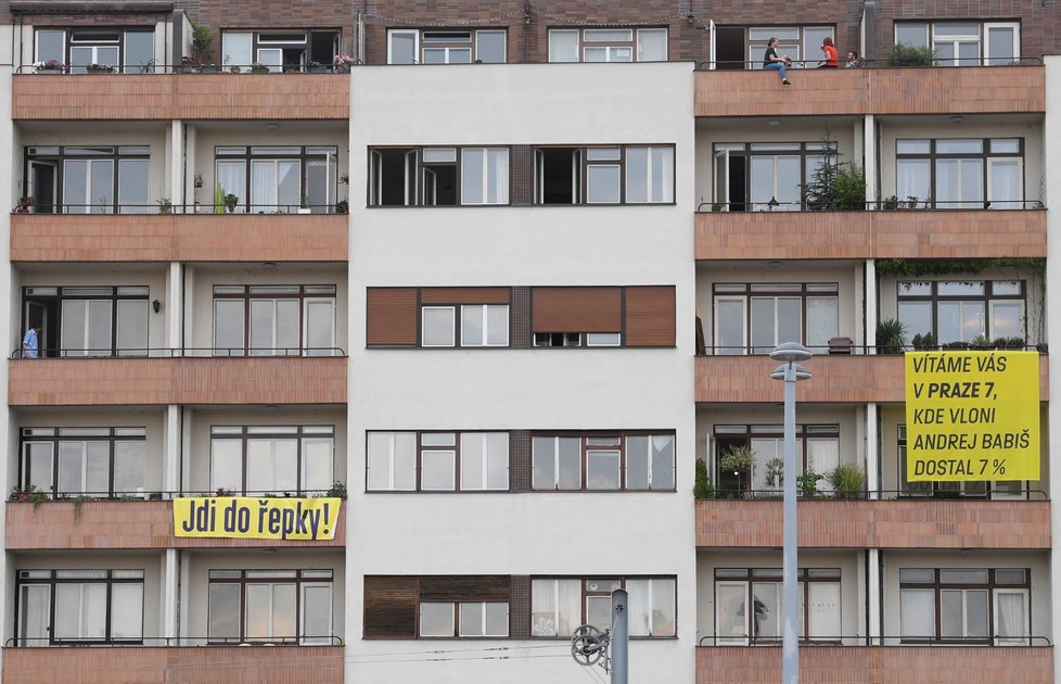 Na demonstraci se chystají i obyvatelé Letné, někteří vyvěsili na balkonech transparenty.