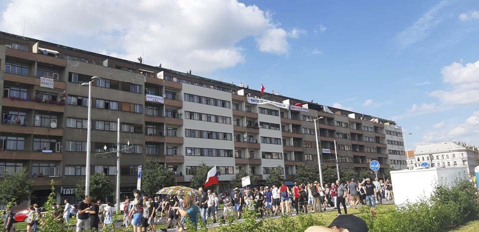 Na Letné jsou obsypané balkony i střechy domů.