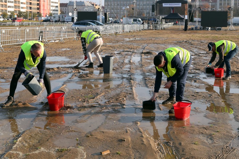 Dobrovolníci na Letné vysušují místo pro demonstraci (16. 11. 2019)