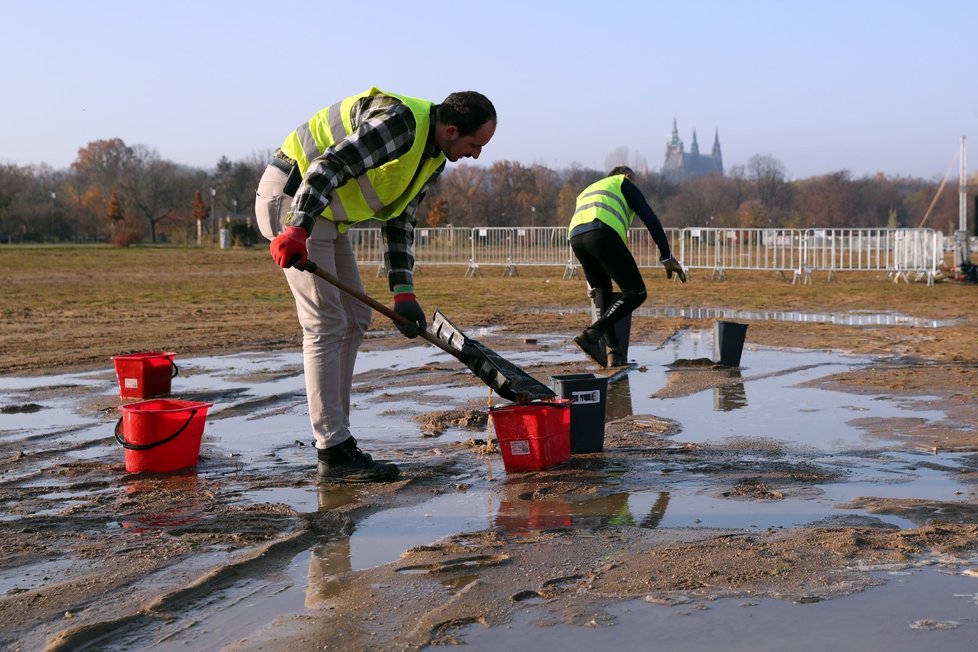 Dobrovolníci na Letné vysušují místo pro demonstraci (16. 11. 2019)