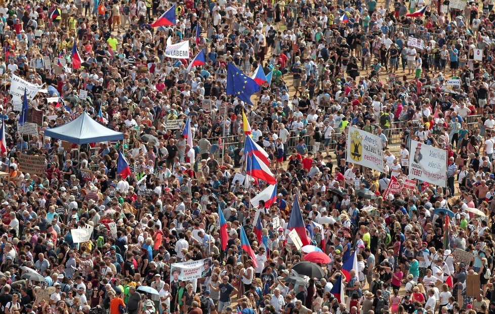 Demonstrace proti premiérovi Andreji Babišovi na Letné (23. 6. 2019)