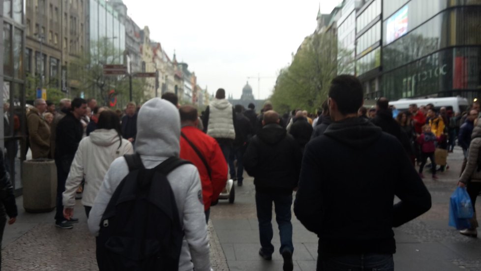 Demonstranti vcházejí na Václavské náměstí.