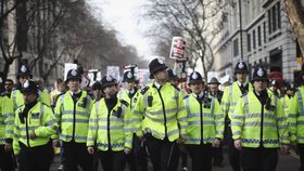 Britská policie na demonstraci.
