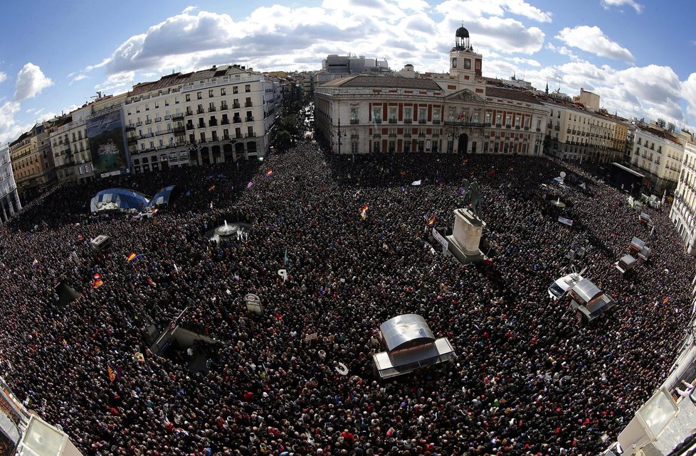 Davy lidí se shromáždily na velkém madridském náměstí.