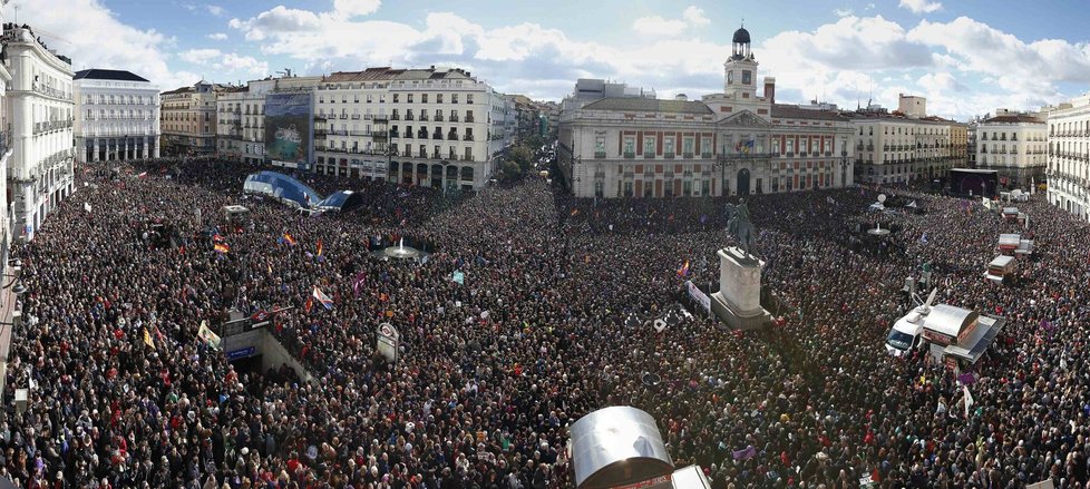 Davy lidí se shromáždily na velkém madridském náměstí.