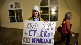 Demonstrace na podporu veřejnoprávních médií na Malostranském náměstí (23.10.2026)