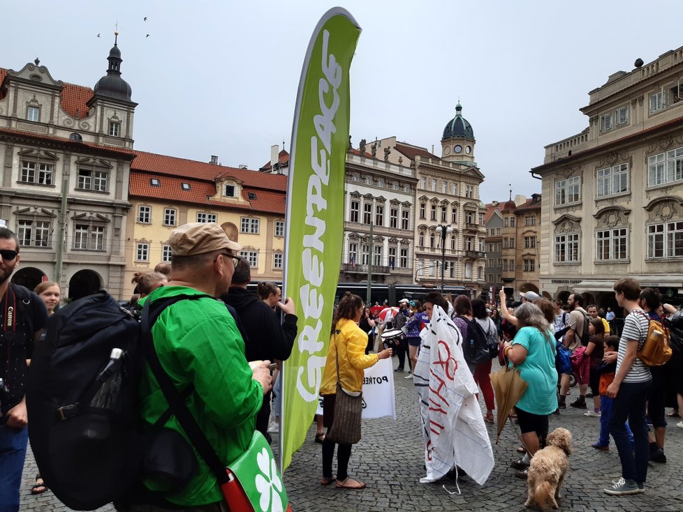 Na Malostranském náměstí se konala demonstrace Poslední kapka. Stovky lidí se sešlo, aby kritizovali vládu za pomalé řešení sucha, ale i kvůli uhelným dolům