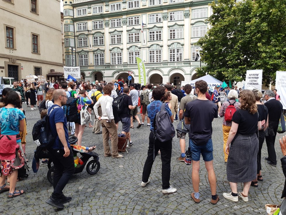 Na Malostranském náměstí se konala demonstrace Poslední kapka. Stovky lidí se sešlo, aby kritizovali vládu za pomalé řešení sucha, ale i kvůli uhelným dolům