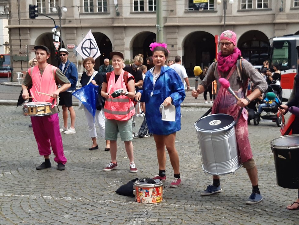 Na Malostranském náměstí se konala demonstrace Poslední kapka. Stovky lidí se sešlo, aby kritizovali vládu za pomalé řešení sucha, ale i kvůli uhelným dolům