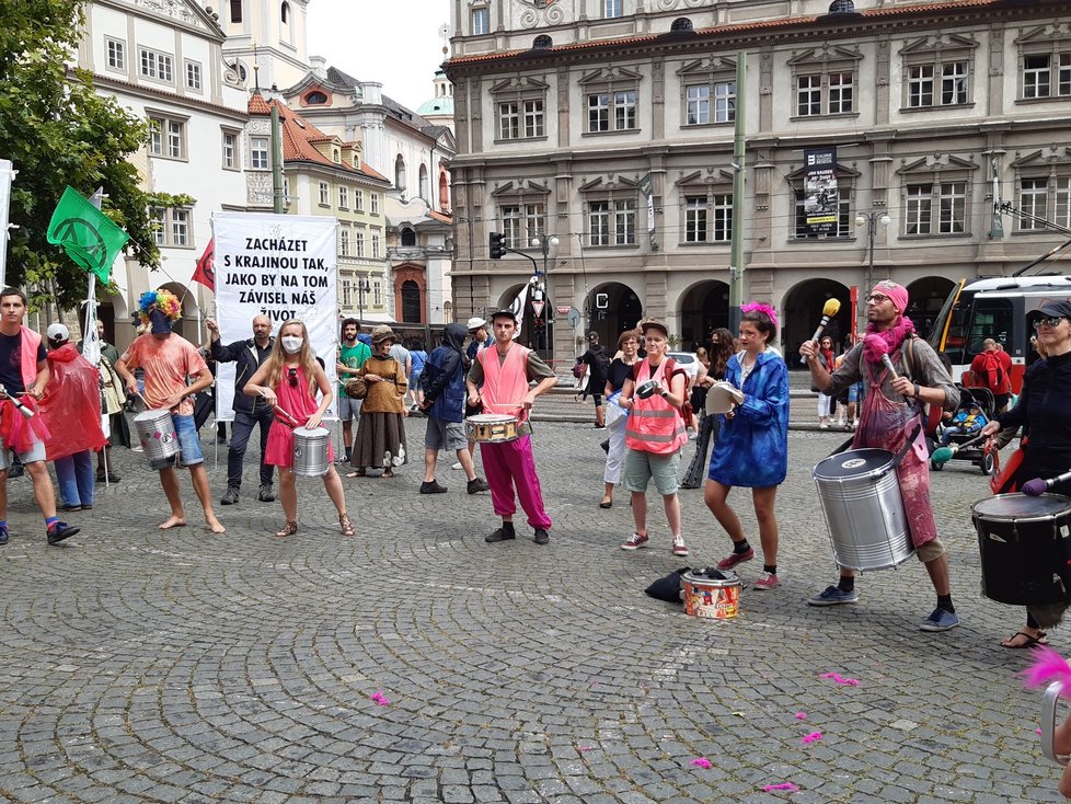 Na Malostranském náměstí se konala demonstrace Poslední kapka. Stovky lidí se sešlo, aby kritizovali vládu za pomalé řešení sucha, ale i kvůli uhelným dolům