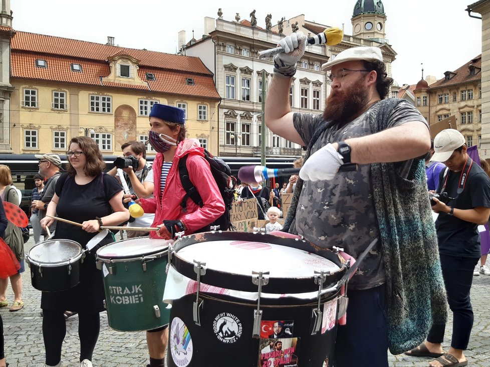 Na Malostranském náměstí se konala demonstrace Poslední kapka. Stovky lidí se sešly, aby kritizovaly vládu za pomalé řešení sucha, ale i kvůli uhelným dolům.