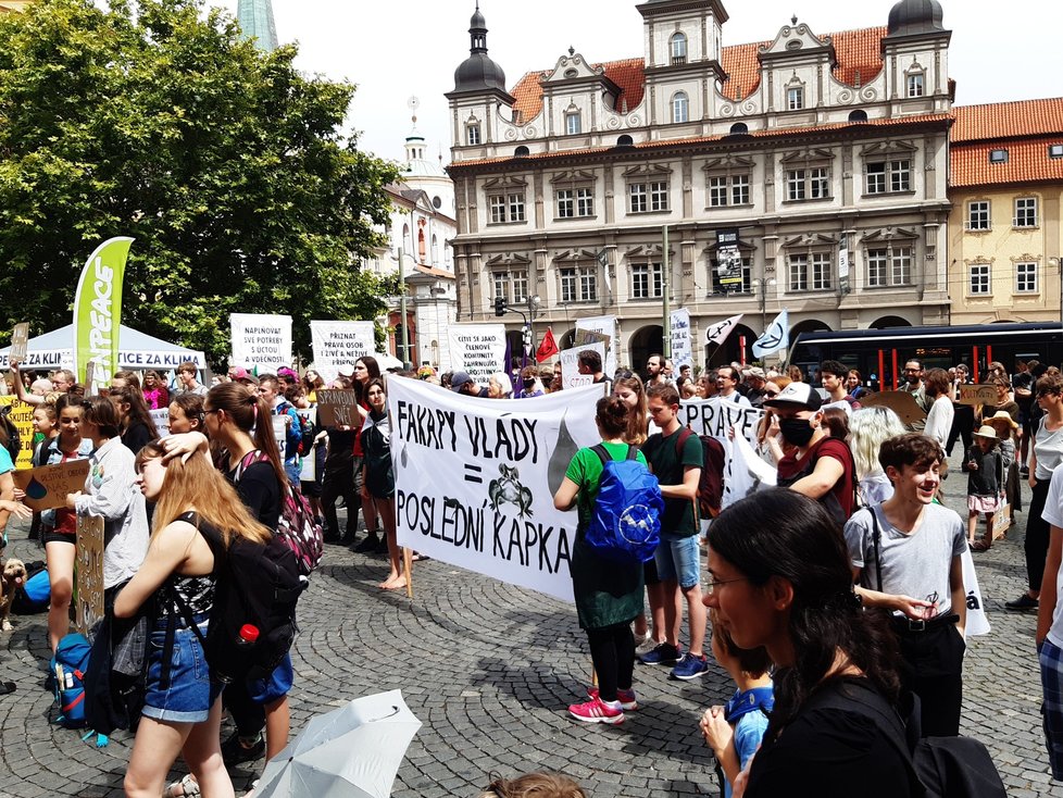 Na Malostranském náměstí se konala demonstrace Poslední kapka. Stovky lidí se sešlo, aby kritizovali vládu za pomalé řešení sucha, ale i kvůli uhelným dolům