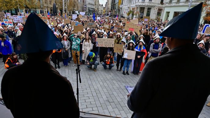 Shromáždění Výboru solidarity studentů na podporu plánované stávky zaměstnanců České televize a Českého rozhlasu, 28. října 2026, náměstí Svobody, Brno. Shromáždění Výboru solidarity studentů na podporu plánované stávky zaměstnanců České televize a Českého rozhlasu, 28. října 2026, náměstí Svobody, Brno.