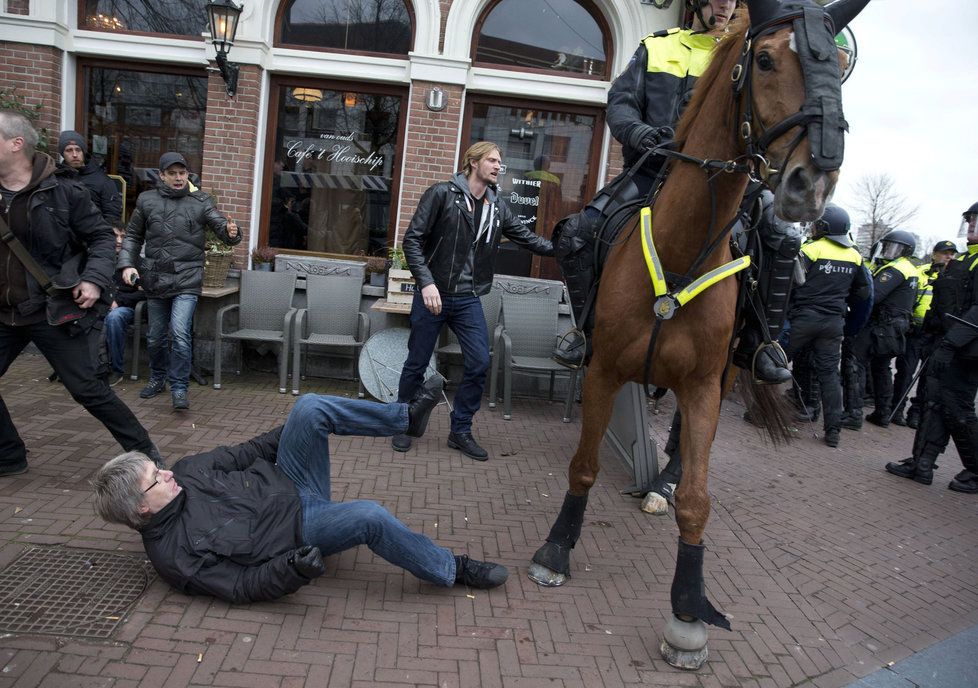 Protesty v Holandsku provázelo násilí.