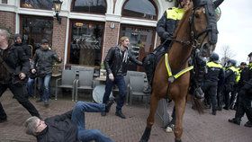 Protesty v Holandsku provázelo násilí.
