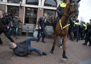 Protesty v Holandsku provázelo násilí.