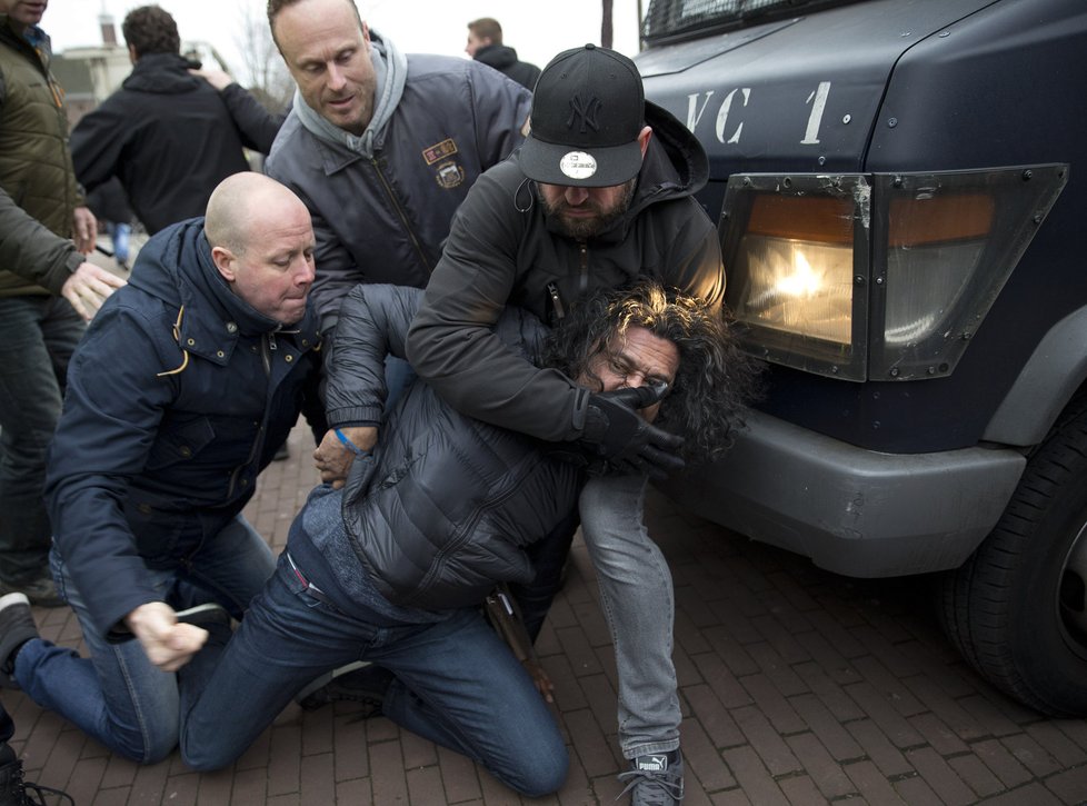 Protesty v Holandsku provázelo násilí.