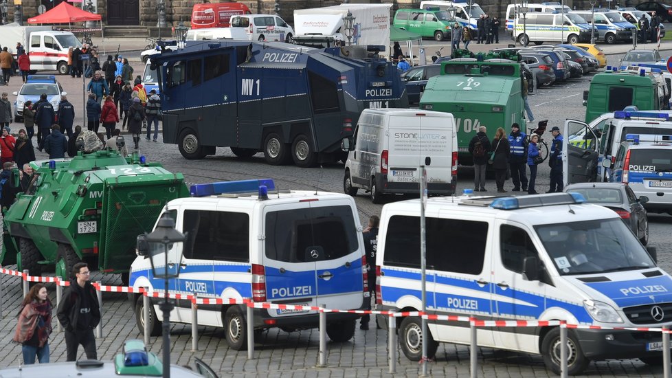 Policejní manévry kvůli demonstraci v Drážďanech