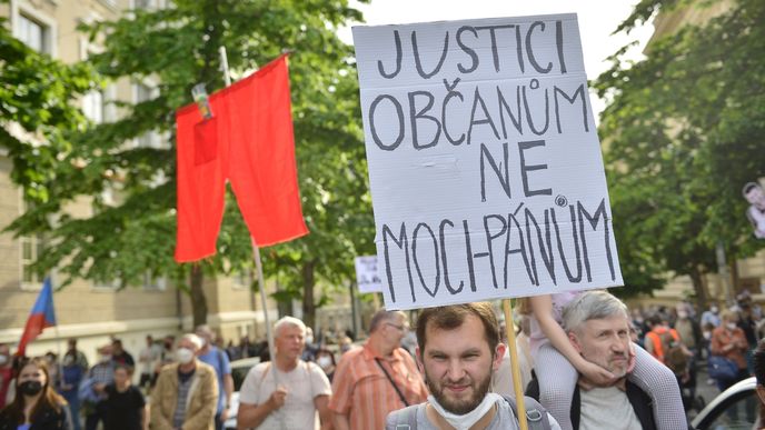 Spolek Milion chvilek pro demokracii demonstroval proti ministryni spravedlnosti Marii Benešové