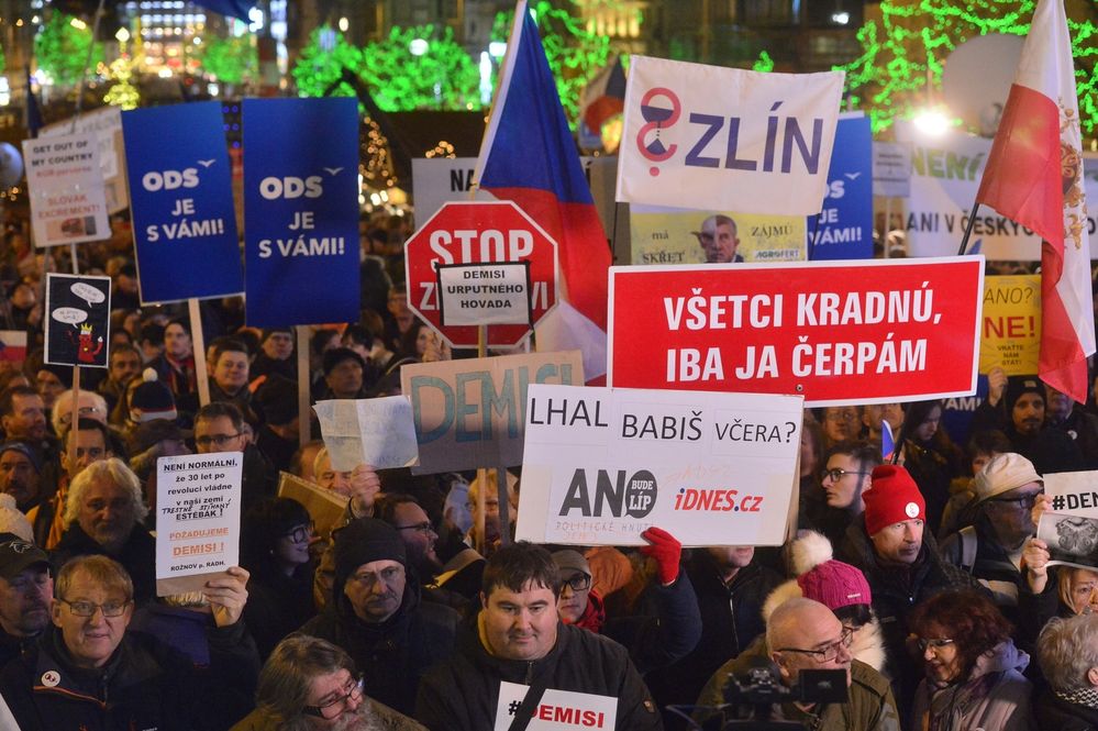 Prosincová demonstrace Milionu chvilek proti Andreji babišovi na Václavském náměstí a Hlavním nádraží
