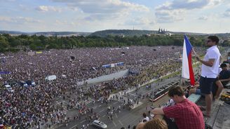 Jefim Fištejn: Národ je dnes Letná aneb Duch rudých trenýrek nad Hradem