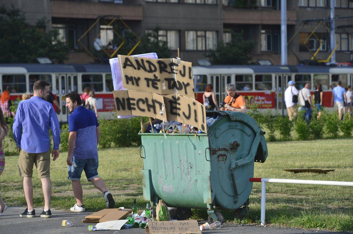 Čtvrt milionu lidí na Letné. Obří demonstrace proti Andreji Babišovi zaplnila celou pláň