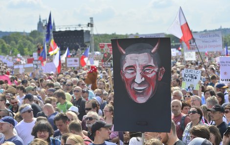 Čtvrt milionu lidí na Letné. Obří demonstrace proti Andreji Babišovi zaplnila celou pláň