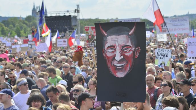 Čtvrt milionu lidí na Letné. Obří demonstrace proti Andreji Babišovi zaplnila celou pláň.