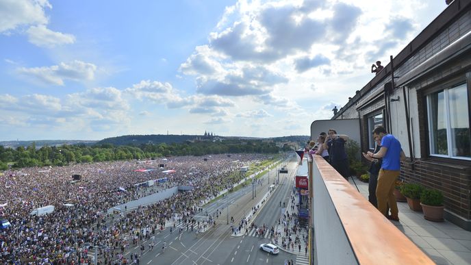 Čtvrt milionu lidí na Letné. Obří demonstrace proti Andreji Babišovi zaplnila celou pláň