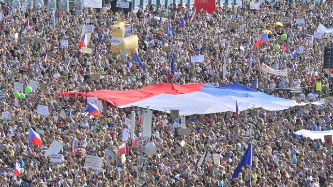 Čtvrt milionu lidí na Letné. Obří demonstrace proti Andreji Babišovi zaplnila celou pláň