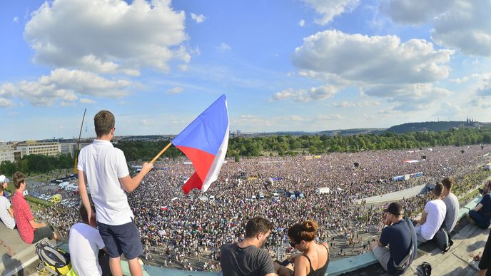 Čtvrt milionu lidí na Letné. Obří demonstrace proti Andreji Babišovi zaplnila celou pláň