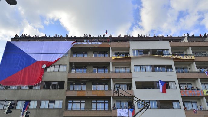 Čtvrt milionu lidí na Letné. Obří demonstrace proti Andreji Babišovi zaplnila celou pláň