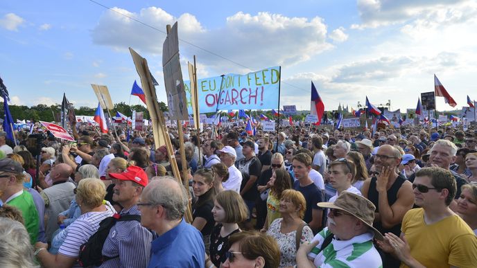 Čtvrt milionu lidí na Letné. Obří demonstrace proti Andreji Babišovi zaplnila celou pláň