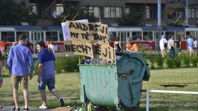 Čtvrt milionu lidí na Letné. Obří demonstrace proti Andreji Babišovi zaplnila celou pláň