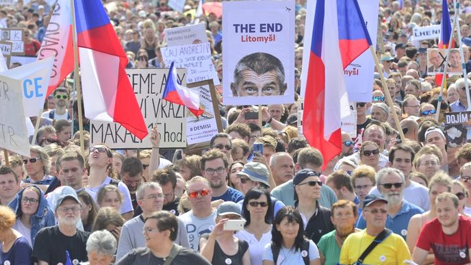 Čtvrt milionu lidí na Letné. Obří demonstrace proti Andreji Babišovi zaplnila celou pláň (červen 2019)