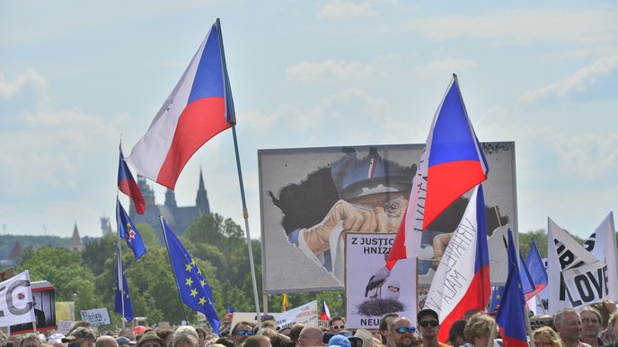 Čtvrt milionu lidí na Letné. Demonstrace proti Andreji Babišovi zaplnila celou pláň