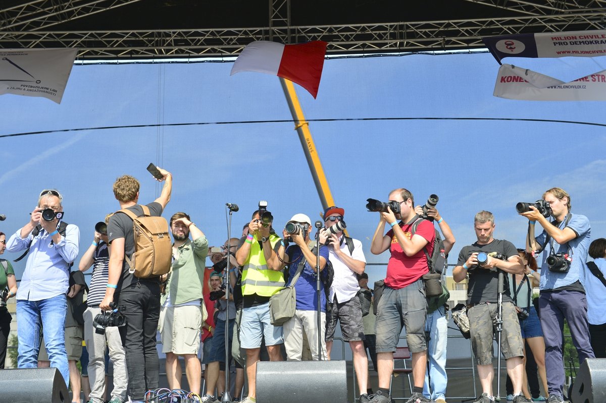 Čtvrt milionu lidí na Letné. Obří demonstrace proti Andreji Babišovi zaplnila celou pláň