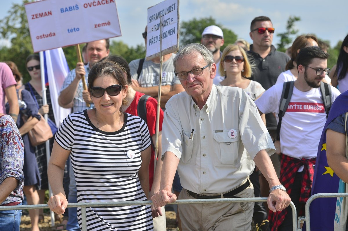 Čtvrt milionu lidí na Letné. Obří demonstrace proti Andreji Babišovi zaplnila celou pláň