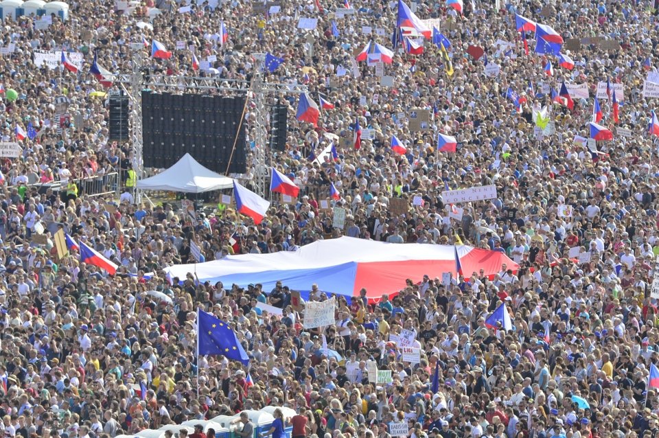 Čtvrt milionu lidí na Letné. Obří demonstrace proti Andreji Babišovi zaplnila celou pláň