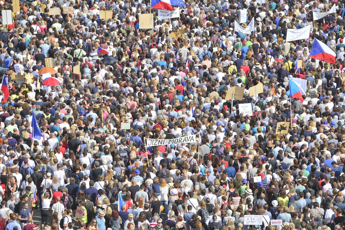 Čtvrt milionu lidí na Letné. Obří demonstrace proti Andreji Babišovi zaplnila celou pláň